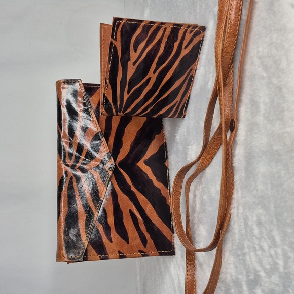 Animal Print Genuine Leather Vintage Clutch Crossbody w/wallet - Picture 3 of 17